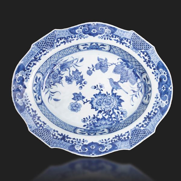 Piatto sagomato in porcellana bianca e blu con decori floreali, Cina, Dinastia Qing, epoca Qianlong, XVIII secolo