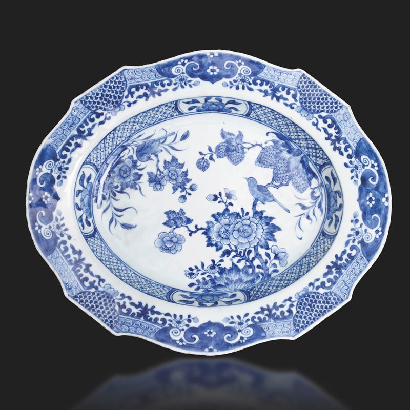 Piatto sagomato in porcellana bianca e blu con decori floreali, Cina, Dinastia Qing, epoca Qianlong, XVIII secolo  - Auction Asian Art - II - Cambi Casa d'Aste