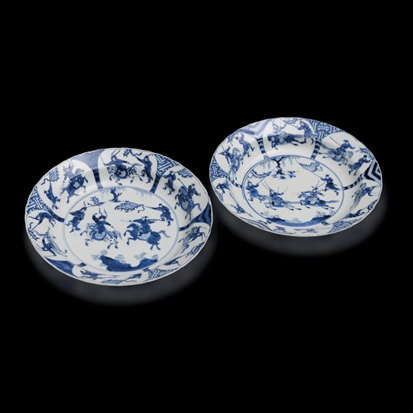 Coppia di piatti fondi in porcellana bianca e blu a decoro di battaglia, Cina, Dinastia Qing, epoca  [..]