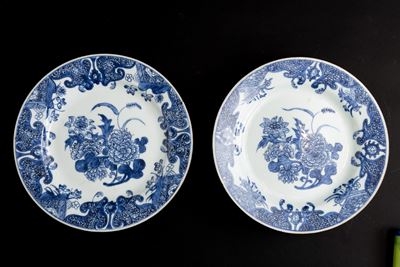 Giappone (periodo Meiji), Coppia di piatti in porcellana bianca e blu con decori floreali