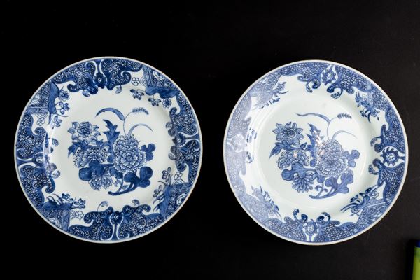 Coppia di piatti in porcellana bianca e blu con decori floreali, Giappone, periodo Meiji (1868-1912)
