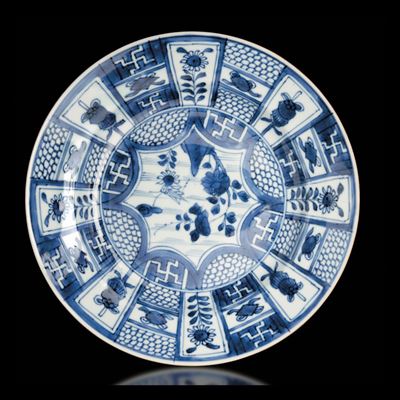 Piatto in Porcellana Bianca e Blu con Decoro Geometrico, Cina, Dinastia Ming, Epoca Wanli (1573-1...