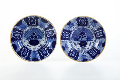 Due Piatti.olanda, Delft, Manifatture "de Porceleyne Claeuw" e "de Drye Clocken", Metà del XVIII ...