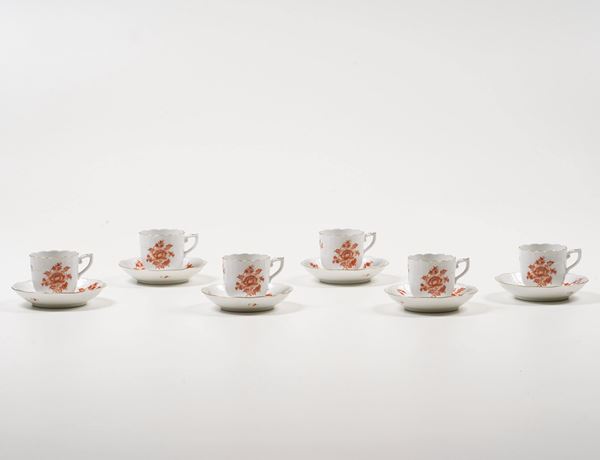 Sei tazze da caffè con piattino “Nanjing Bouquet Rust”. Ungheria, Manifattura Herend, seconda metà del XX secolo. 