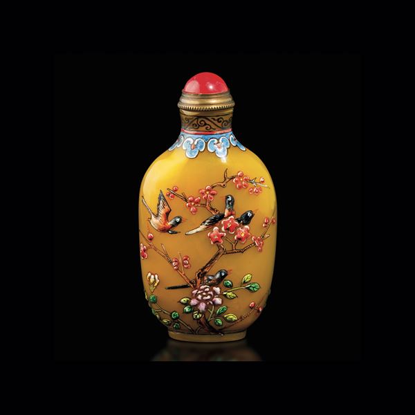 Snuff bottle in vetro di Pechino a smalti policromi con decorazioni di alberi in fiore e uccelli, Cina, Dinastia Qing, epoca Qianlong (1736-1796) 