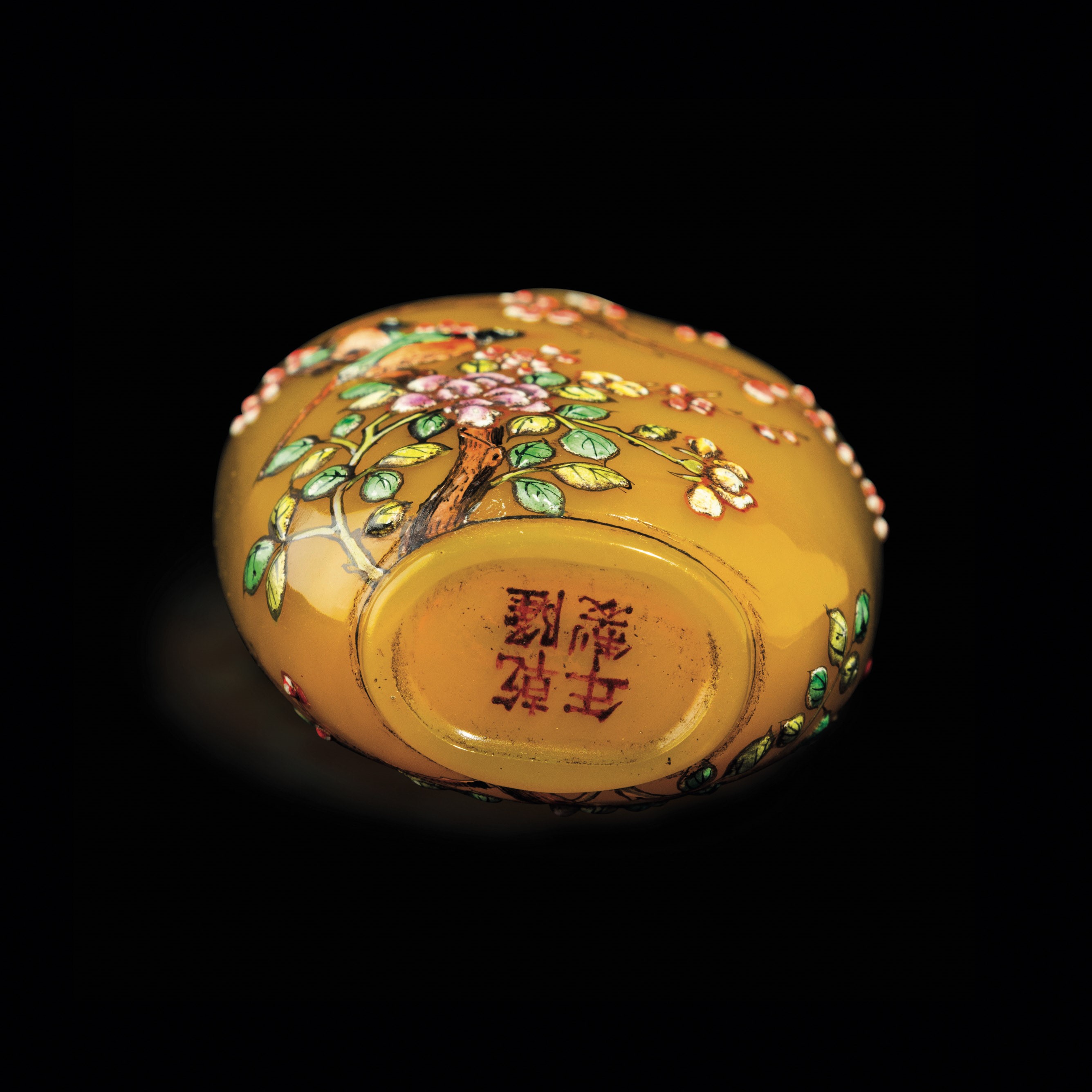 Cina, Dinastia Qing (Qianlong), Snuff bottle in vetro di Pechino a smalti policromi con decorazio...