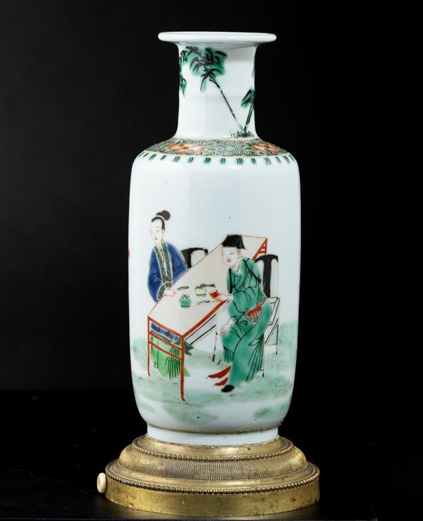 Vaso in porcellana Famiglia Verde con scene di vita comune e decori floreali, Cina, Dinastia Qing, XIX secolo