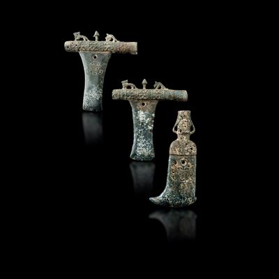 Cina (XX secolo), Coppia di asce cerimoniali in giada e bronzo con decorazione taotie in stile ar...