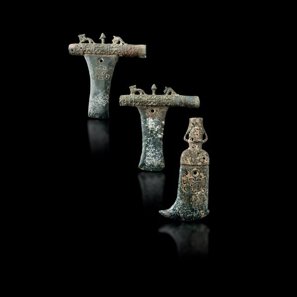 Tre asce cerimoniali in giada e bronzo in stile arcaico, Cina, XX secolo