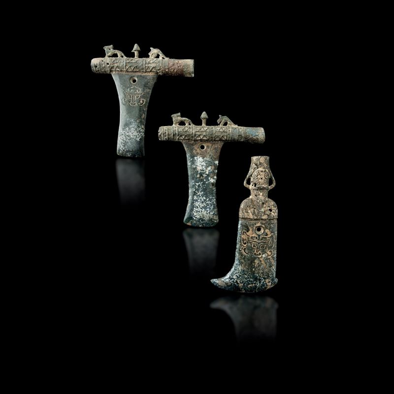 Tre asce cerimoniali in giada e bronzo in stile arcaico, Cina, XX secolo  - Asta Fine Chinese Works of Art - Cambi Casa d'Aste