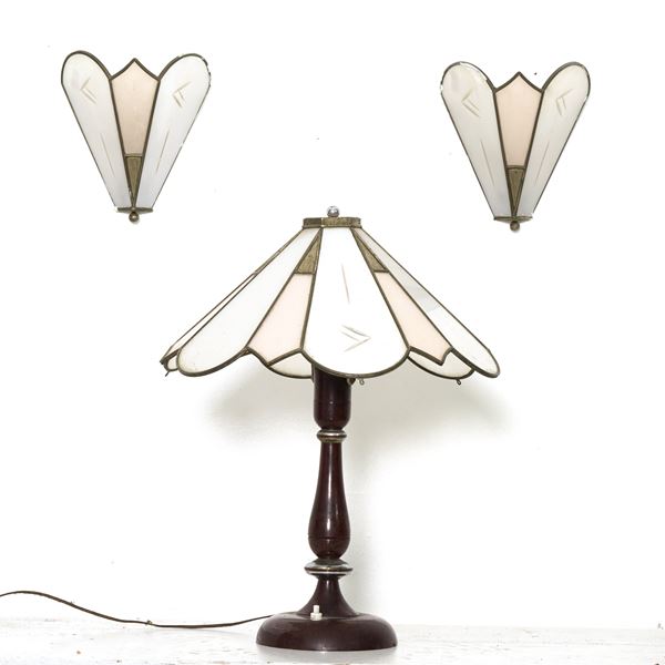 Lampada da tavolo in legno e vetro e due applique in metallo e vetro