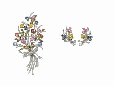 Demi-parure, spilla ed orecchini con corindoni e diamanti in oro bianco e giallo 750/1000