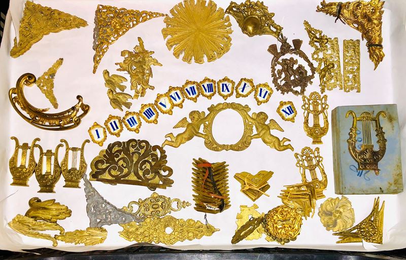 Scatola contenente numerosi fregi e una matrice per fusione a forma di lira   - Asta Pendole e orologi  - Cambi Casa d'Aste