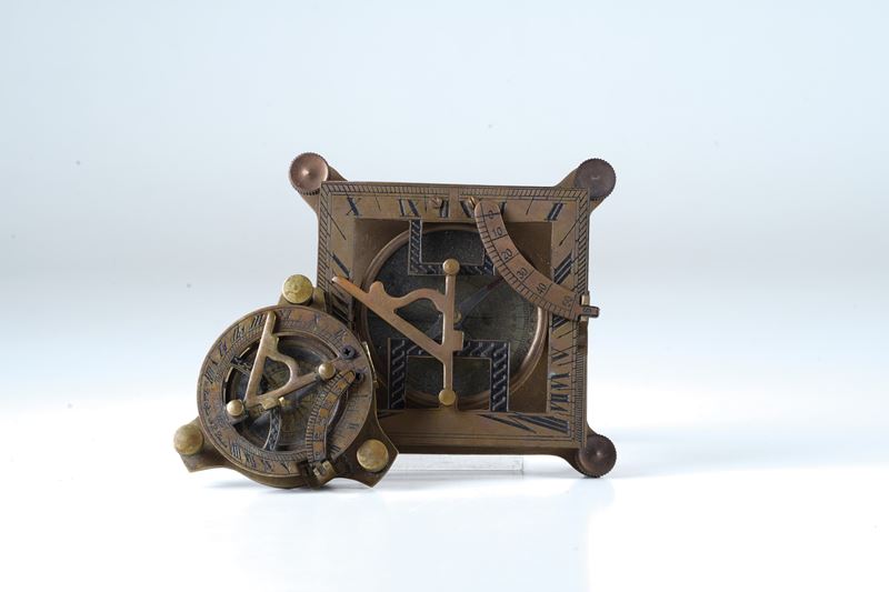 Due riproduzioni in bronzo di strumenti di misurazione  - Asta Pendole e orologi  - Cambi Casa d'Aste