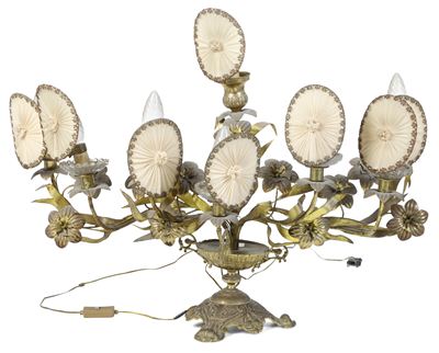Candelabro a Otto Luci in Metallo Dorato. XIX-XX Secolo