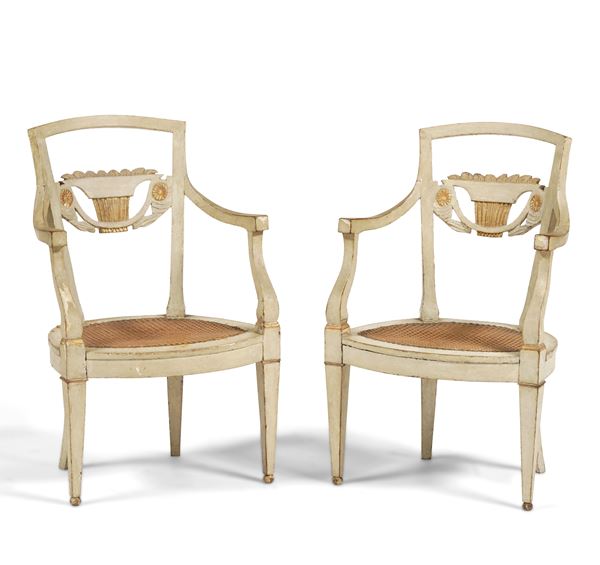 Coppia di sedie in legno intagliato e dipinto. XIX secolo