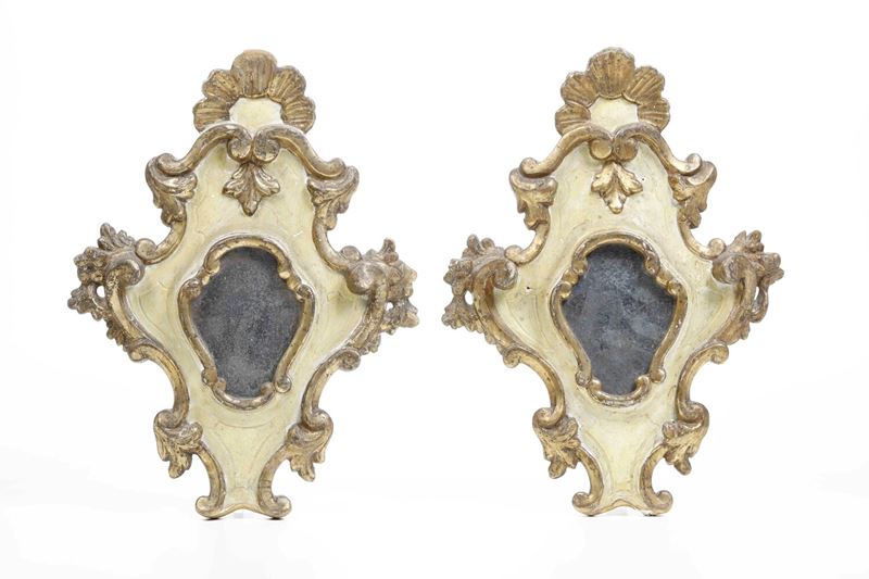 Coppia di piccole specchiere  in legno intagliato, dipinto e dorato  - Auction Antique - Cambi Casa d'Aste
