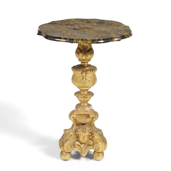 Tavolino in legno intagliato, dipinto e dorato. XIX secolo