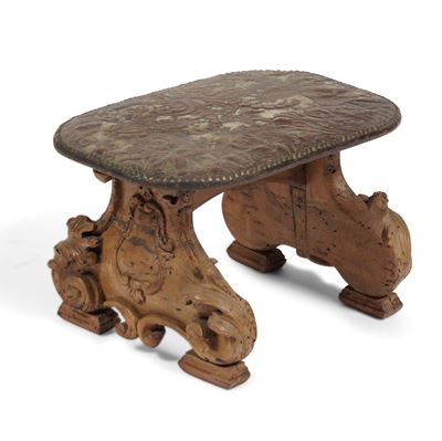 Poggiapiedi in Legno Intagliato e Cuoio. XVIII-XIX Secolo