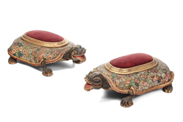 Coppia di poggiapiedi a forma di tartarughe in legno intagliato e dipinto. XIX secolo