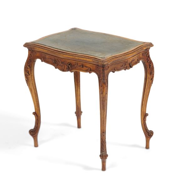 Tavolino in legno intagliato. XIX secolo