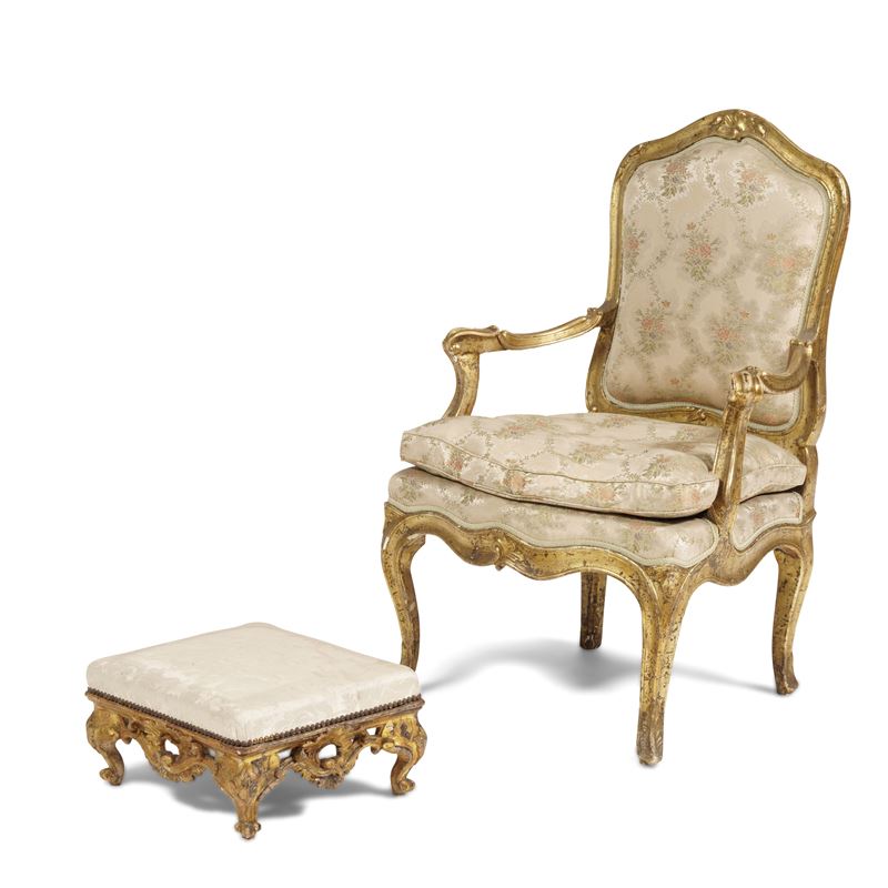 Poltrona e poggiapiedi in legno dorato. XIX-XX secolo  - Auction Antique - Cambi Casa d'Aste