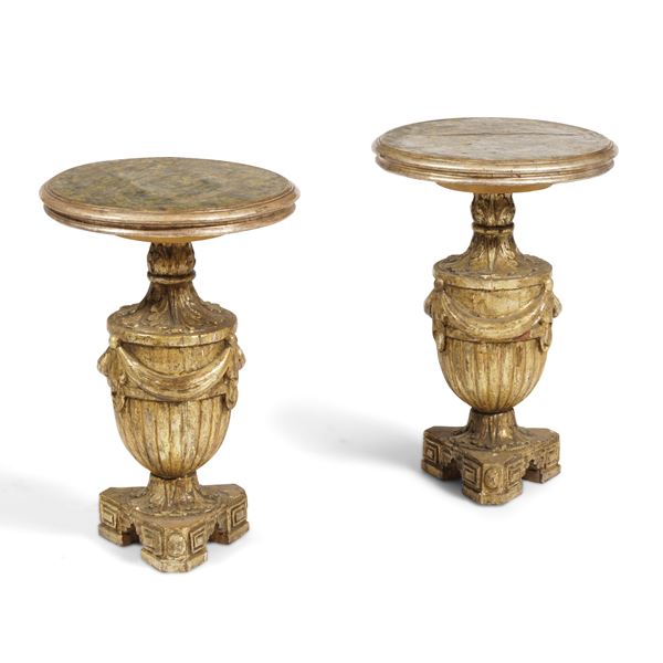 Coppia di tavolini in legno intagliato e dorato