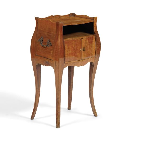 Comodino a due ante in legno. XIX secolo