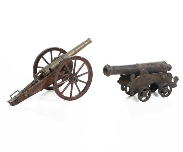 Due modelli di cannoni in metallo