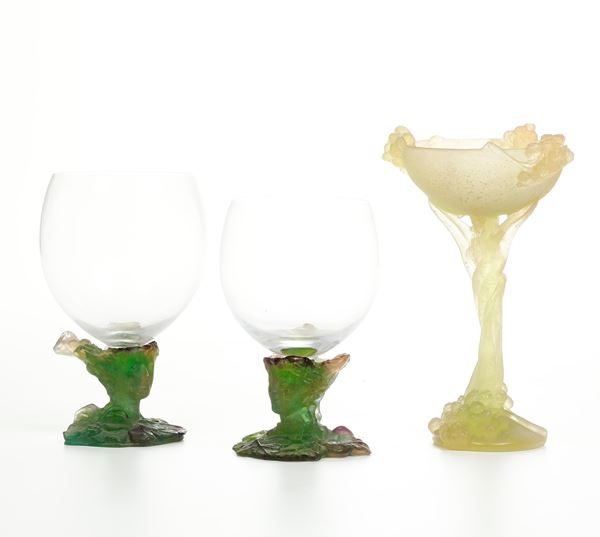Due bicchieri in cristallo e una coppa in vetro satinato