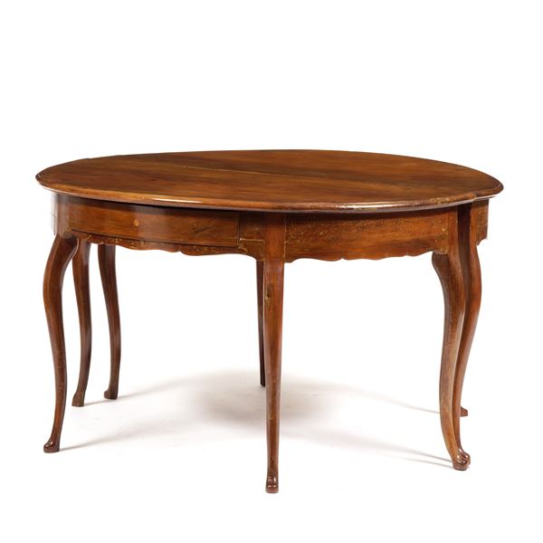 Grande tavolo allungabile in legno. XIX-XX secolo