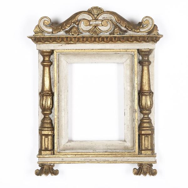 Cornice a edicola in legno policromo e dorato. Italia XIX secolo