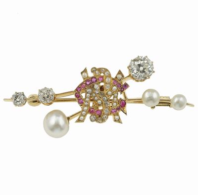 Spilla, diamanti di vecchio taglio, perle coltivate e piccoli rubini, oro giallo 750/1000
