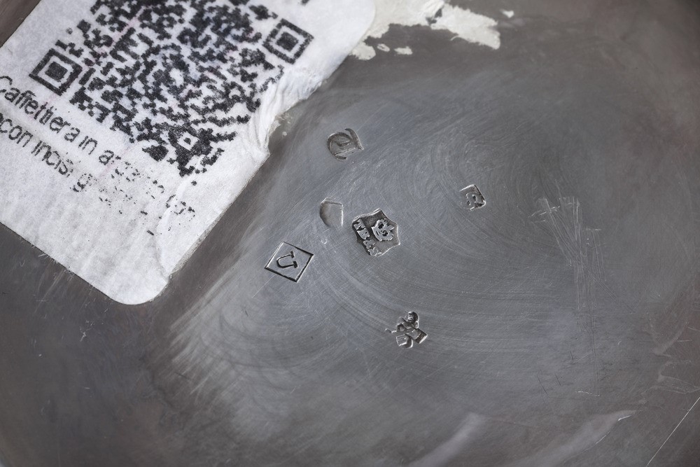 Caffettiera, manifattura europea del XX secolo, argento fuso e sagomato
