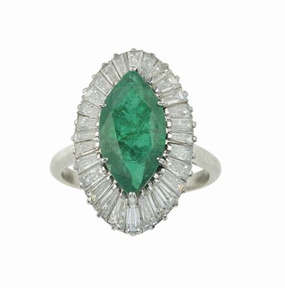 Anello in oro bianco 750/1000 con smeraldo taglio navette e diamanti