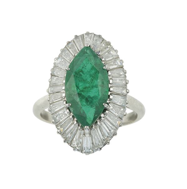 Anello con smeraldo taglio navette e diamanti
