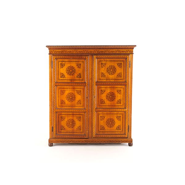 Armadio a due ante in legno. XIX secolo