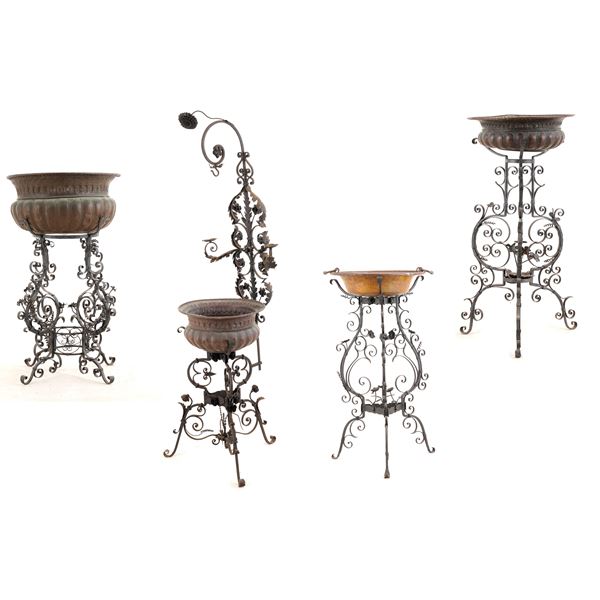 Quattro trespoli in ferro battuto con bacile in rame