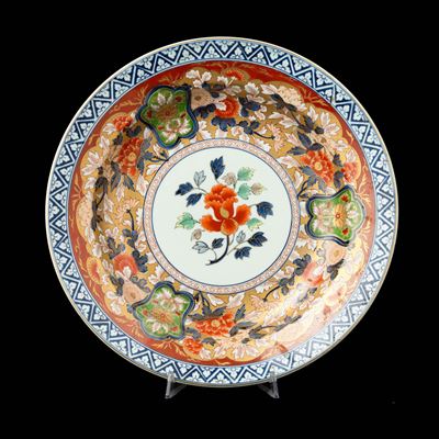 Piatto in porcellana Imari a decoro geometrico e floreale, Giappone, periodo Meiji (1868-1912), d...
