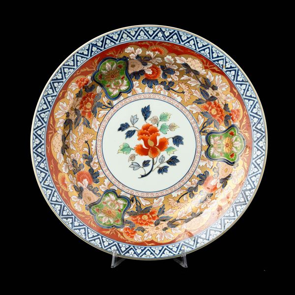 Piatto in porcellana Imari a decoro geometrico e floreale, Giappone, periodo Meiji (1868-1912)