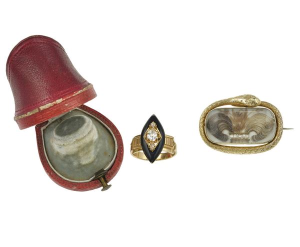 One brooch with glass and closing hair and one sentimental ring. Fitted case