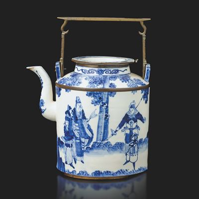 Grande Teiera in Porcellana Bianca e Blu con Guerrieri, Cina, Dinastia Qing, Epoca Guangxu (1875-...