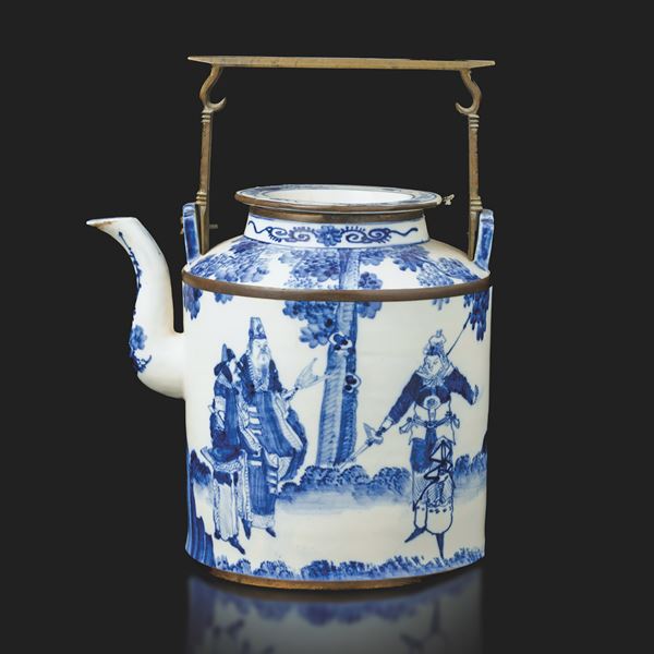 Grande teiera in porcellana bianca e blu con guerrieri, Cina, Dinastia Qing, epoca Guangxu (1875-1908)