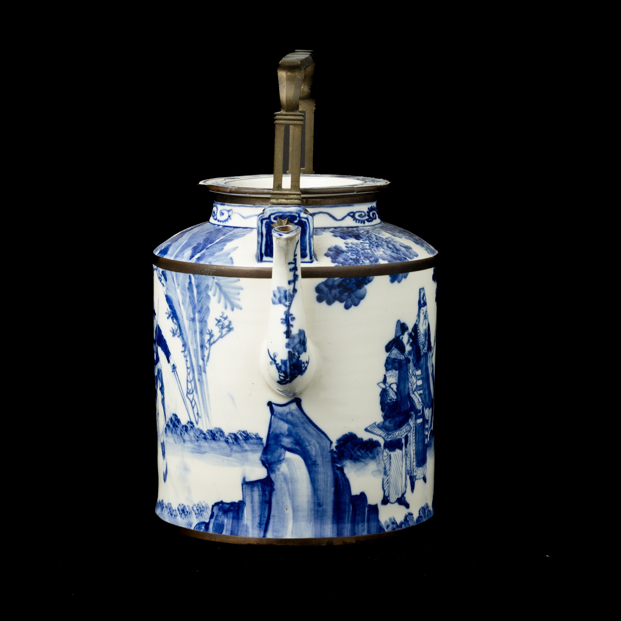 Grande Teiera in Porcellana Bianca e Blu con Guerrieri, Cina, Dinastia Qing, Epoca Guangxu (1875-...