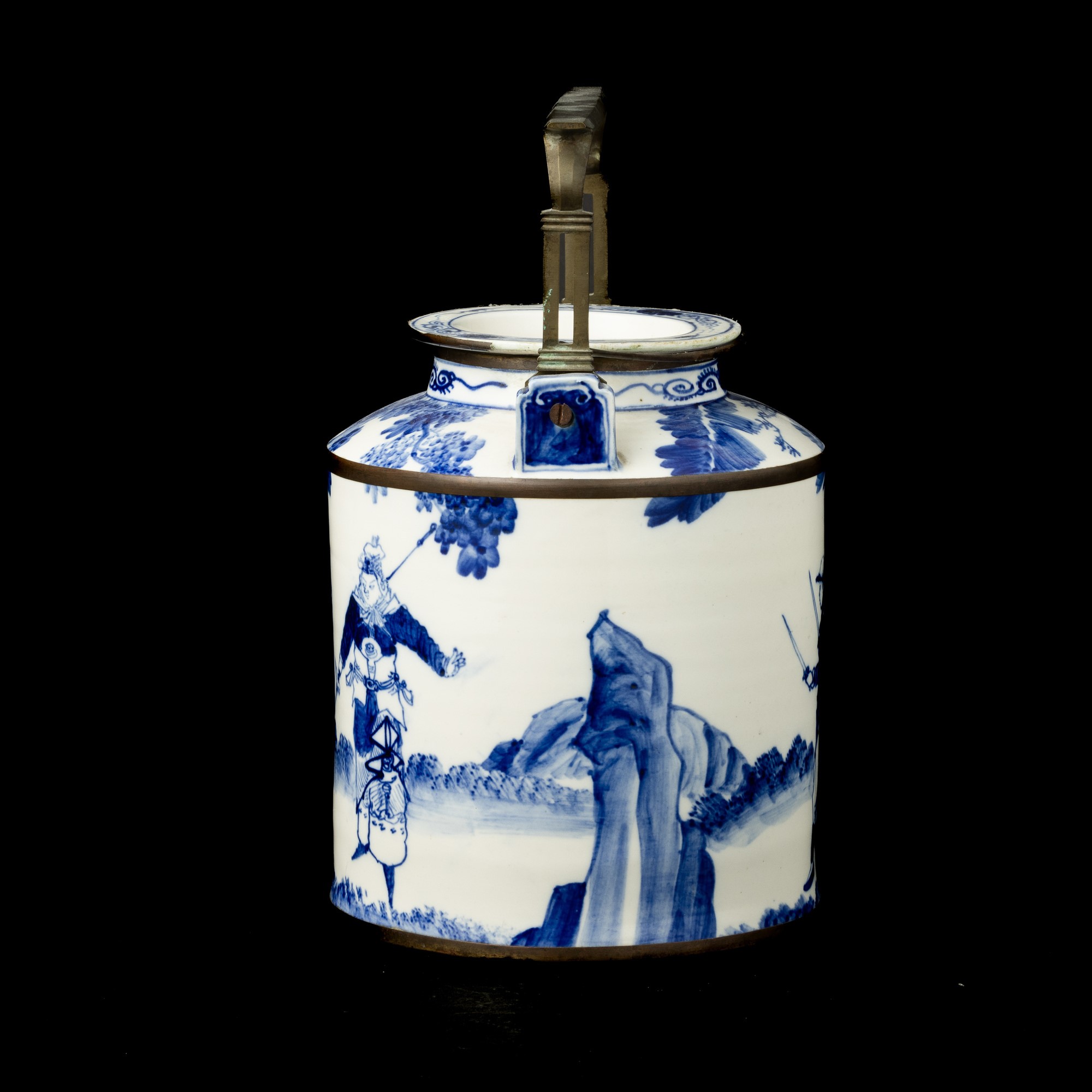 Grande Teiera in Porcellana Bianca e Blu con Guerrieri, Cina, Dinastia Qing, Epoca Guangxu (1875-...