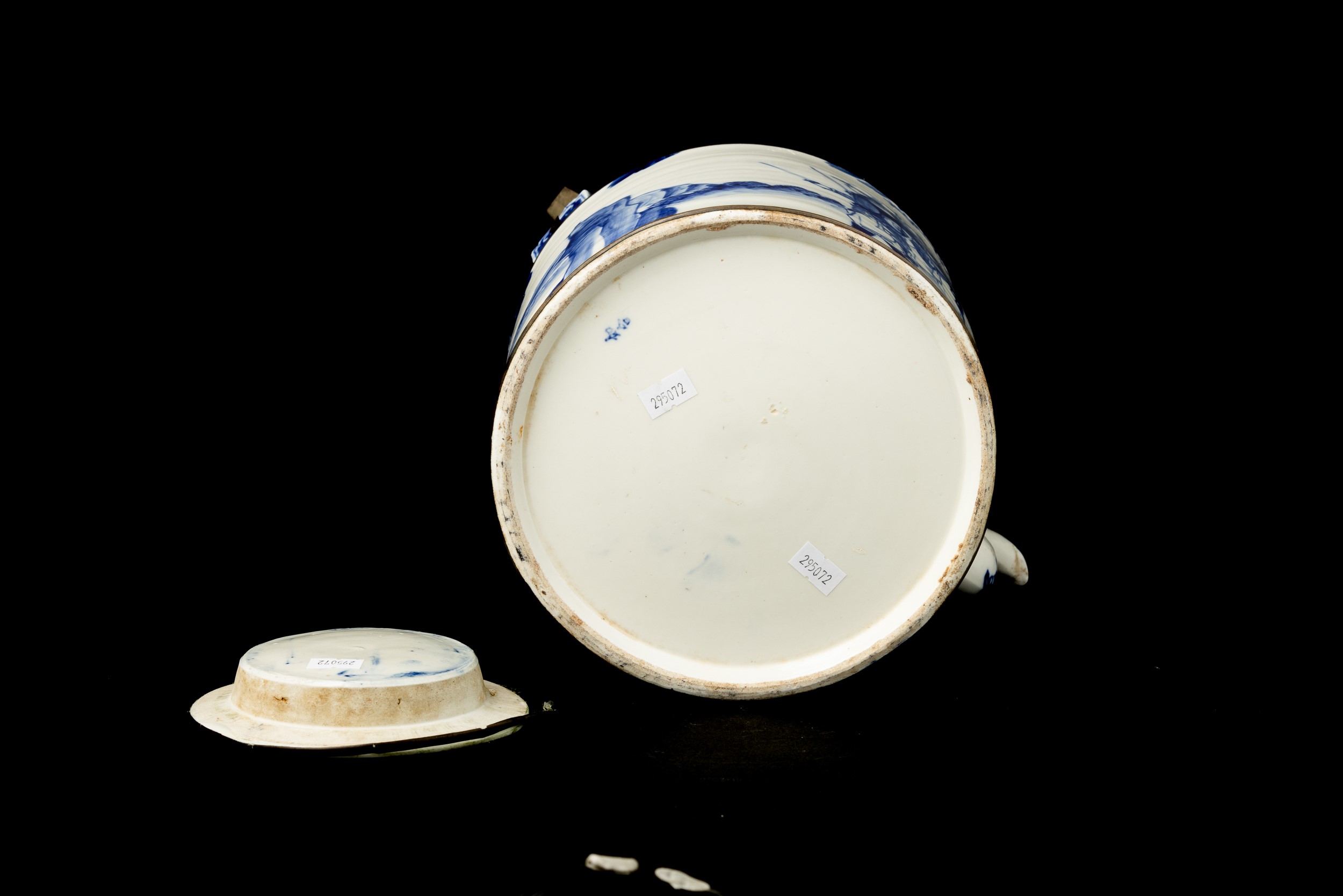 Grande Teiera in Porcellana Bianca e Blu con Guerrieri, Cina, Dinastia Qing, Epoca Guangxu (1875-...