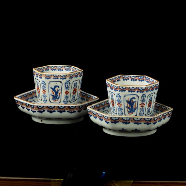 Coppia di tazze con piattino a decoro geometrico, Cina, Dinastia Qing, epoca Yongzheng (1723-1735)