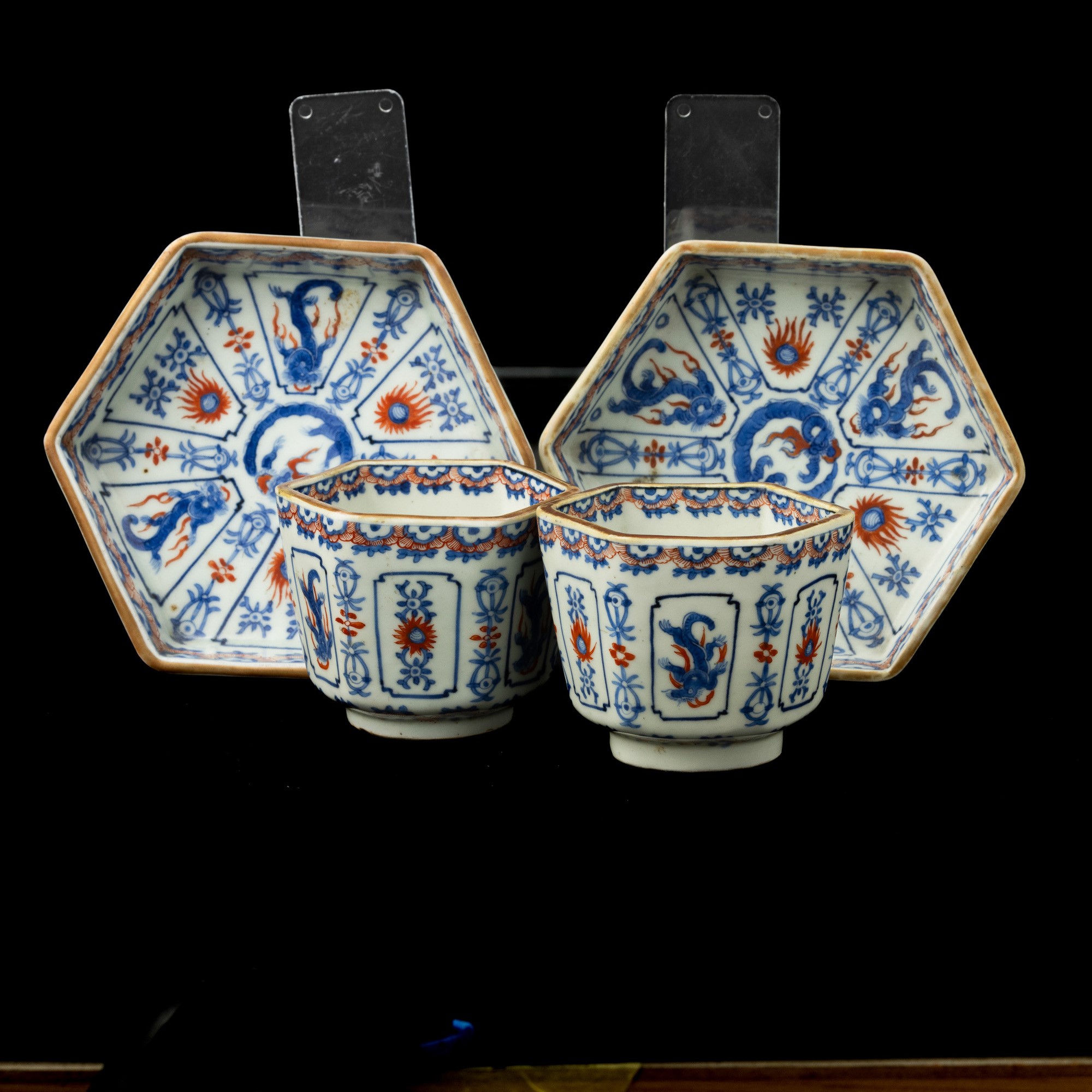 Coppia di Tazze con Piattino a Decoro Geometrico, Cina, Dinastia Qing, Epoca Yongzheng (1723-1735...