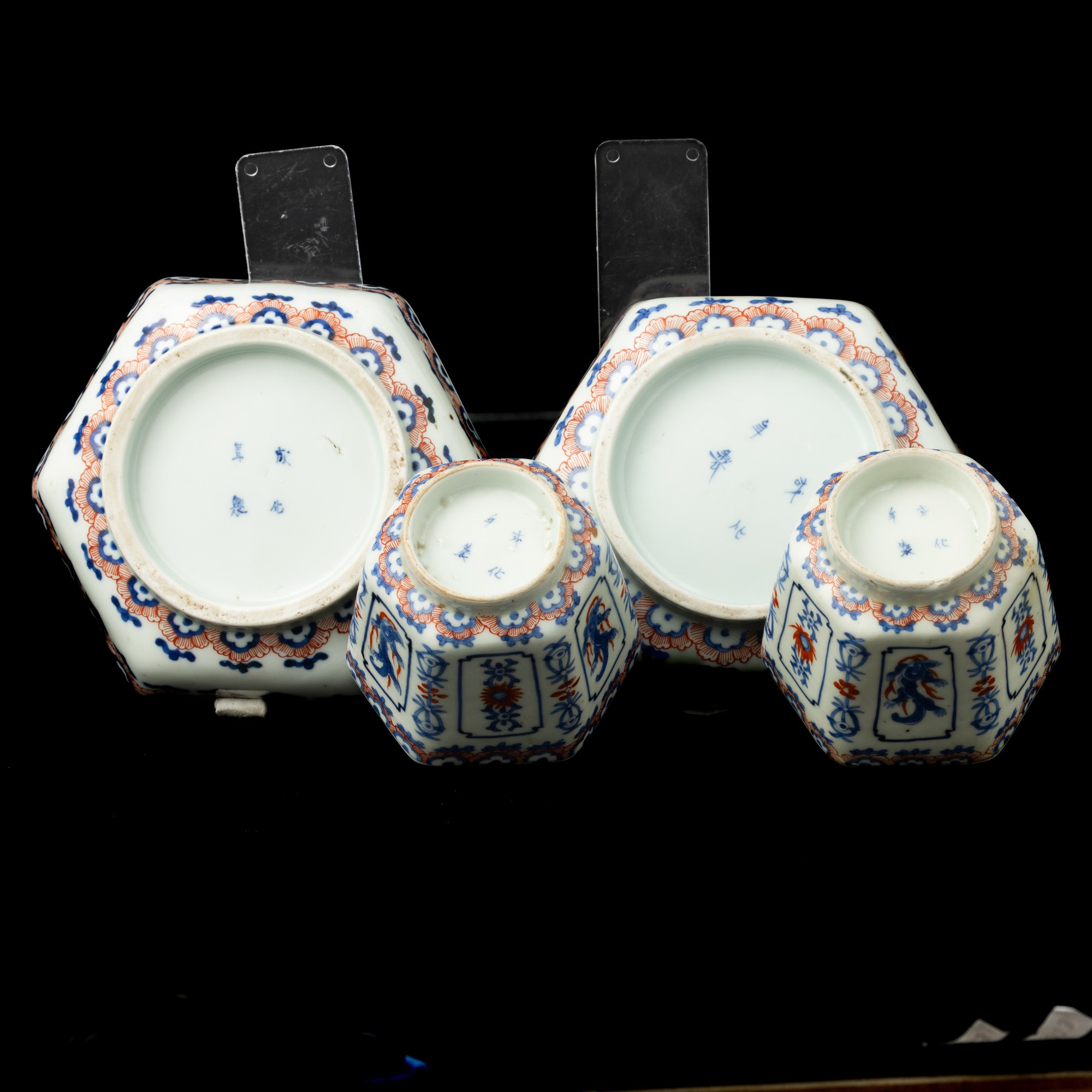 Coppia di Tazze con Piattino a Decoro Geometrico, Cina, Dinastia Qing, Epoca Yongzheng (1723-1735...