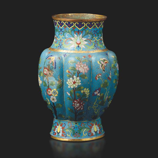 Vaso cloissoné a fondo geometrico e decoro floreale, Cina, Dinastia Qing, epoca Jiaqing (1796-1820)